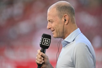 Coach Coach Jess Thorup FC Augsburg FCA Portrait in interview with microphone Microphone Logo DAZN,