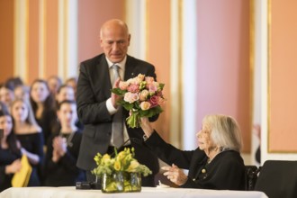 Margot Friedländer (Holocaust survivor and honorary citizen of the city of Berlin) is congratulated
