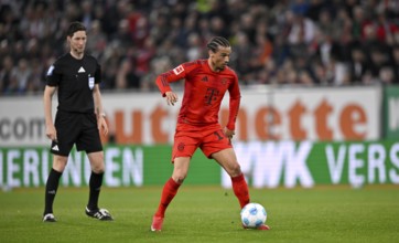 Leroy Sané FC Bayern Munich FCB (10) Action on the ball under the observation of referee Dr