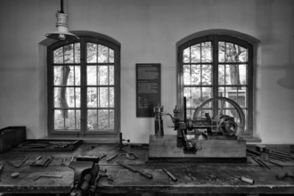 Interior photograph, first vehicle engine, the grandfather clock, Gottlieb Daimler's former