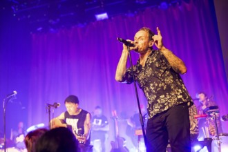 Ingo Knollmann, singer of the Donots live on Schwert aus Holz Tour at Berlin's Heimathafen Neukölln