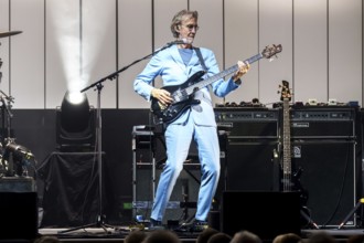 Mike Rutherford, guitarist and namesake of Mike and the Mechanics live on Looking Back - Living The