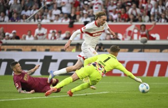 Penalty area scene, goal area scene Nick Woltemade VfB Stuttgart (11) Duel, action against Jeffrey