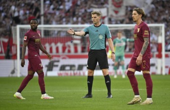 Referee Referee Timo Gerach Gesture Gesture Kristijan Jakic FC Augsburg FCA (17) Alexis