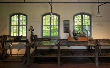 Interior photo, first vehicle engine, the grandfather clock, Gottlieb Daimler's former workshop in