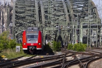 Regional train service operated by Deutsche Bahn between Cologne-Deutz and Cologne Central Station.