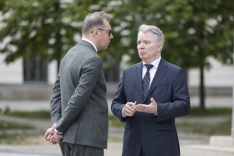 Oleksii Makeiev (Ambassador of Ukraine) and Konrad Arz von Straussenburg (German diplomat) talk