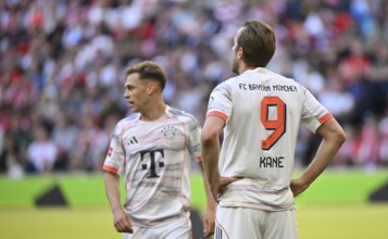 Harry Kane FC Bayern Munich FCB (09) Joshua Kimmich FC Bayern Munich FCB (06) pensive Allianz