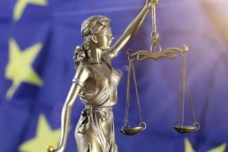 Symbolic image: Justitia in front of a European flag