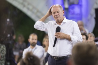 Olaf Scholz (Chancellor of the Federal Republic of Germany, SPD) surrounded by guests at the