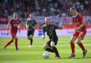 One-on-one, action Konrad Laimer FC Bayern Munich FCB (27) against Adrian Beck 1. FC Heidenheim