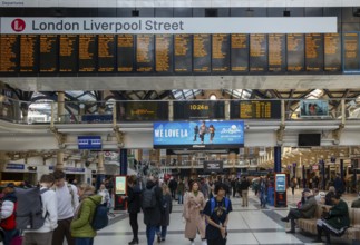 Concourse busy with passengers, Liverpool Street railway station, London, England, UK
