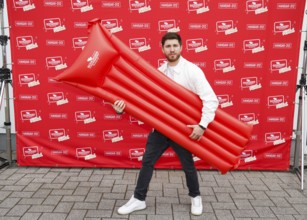 Joey Heindle at the press conference in Oranienburg on 23.04.2025. Bernhard Brink is honoured for