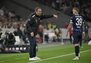 Coach Frank Schmidt 1. FC Heidenheim 1846 FCH on the sidelines Gesture Gesture in conversation