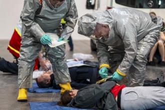 Viewing of patients in front of decontamination of injured persons after an assumed accident with