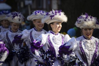 Numerous groups of participants parade through the district of Heddernheim, Heddernheim, Frankfurt