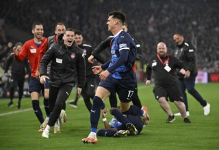 Goal celebration Gesture Gesture Mathias Honsak 1. FC Heidenheim 1846 FCH (17) with coach Frank