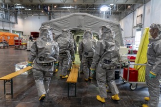 Decontamination of injured persons after an assumed accident involving hazardous substances, fire