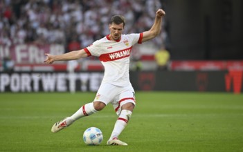 Pascal Stenzel VfB Stuttgart (15) Action on the ball MHPArena, MHP Arena Stuttgart,