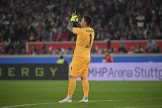 Goalkeeper Kevin Mueller 1. FC Heidenheim 1846 FCH (01) applauds encouragingly Gesture Gesture