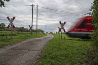 Passing Gräfenberg railway, single-track branch line, at the unrestricted level crossing,