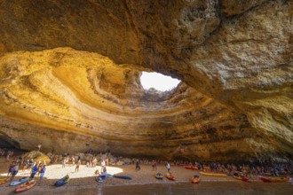 The world-famous Benagil Cave is only accessible from the sea and can be used at low tide. Numerous