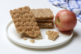 Crispbread and apple on a plate
