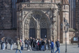 School class in front of the Gothic entrance portal of the Church of Our Lady, Hauptmarkt,