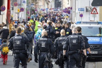 A large police contingent and numerous access barriers secure the traditional carnival parade in