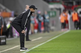 Coach Vincent Kompany FC Bayern Muenchen FCB watches the match from the sidelines, WWK Arena,