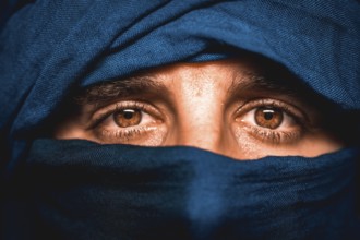 Look that simulates a blue cloth covered Berber in the desert of Merzouga in Morocco