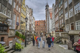 Tourists, Frauengasse, ul. Mariacka, behind Frauentor, Old Town, Gdansk, Pomeranian Voivodeship,