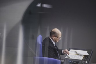 Olaf Scholz (SPD), Bundeskanzler, aufgenommen im Rahmen einer Sitzung des Deutschen Bundestages in