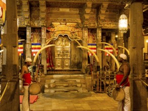 Tooth temple inside with drummer, Sri Dalada Maligawa, Kandy, Sri Lanka, Asia