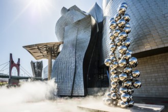 Guggenheim Museum Bilbao, architect Frank O. Gehry, sculpture Tall Tree and the Eye by Anish