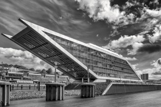 Striking Dockland office building, architects Bothe Richter Teherani, modern architecture, landmark