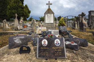 Graves, gravestones, cemetery in Puimoisson, Provence, region Provence-Alpes-Côte d'Azur,