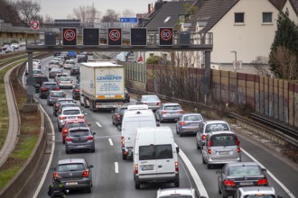 Motorway A40, Ruhrschnellweg, city centre of Essen, exit Essen-Frillendorf, Spurbus route, this