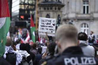 Around 1, 400 people take part in a pro-Palestine demonstration at Rossmarkt in Frankfurt am Main