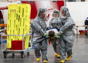 Decontamination of injured persons after an assumed accident involving hazardous substances, fire