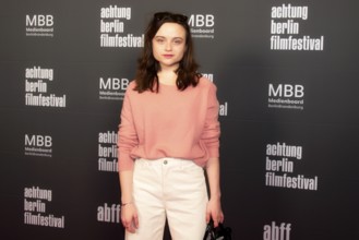 Lena Urzendowsky, BLINDGÄNGER, Photo Call for the premiere and opening of the achtung berlin