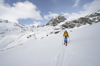Ski tourers in a wintry mountain landscape, ascent to Piz Laviner from Chamanna Jenatsch, Grisons