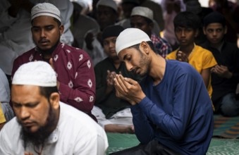 Muslims perform the Friday prayers at a Mosque in the holy month of Ramadan, on 21 March 2025 in