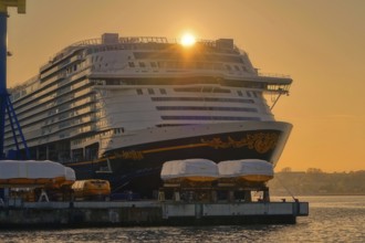 DISNEY ADVENTURE, The GLOBAL CLASS cruise ship leaves the hall of the Meyer Wismar shipyard after 7