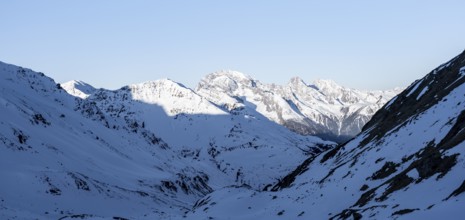 Mountain panorama with the peaks of the Bergüner Stöcke Tinzenhorn and Piz Ela, mountain landscape