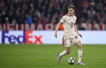 Josip Stanisic FC Bayern Munich FCB (44) Action on the ball Champions League, perimeter advertising
