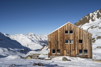 Keschhütte with snow, View at the Keschhütte in winter, Bündner Haute Route, Albula Alps, Rhaetian