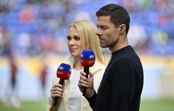 Coach Xabi Alonso Bayer 04 Leverkusen, in interview, microphone, mike, logo, SKY, sports presenter