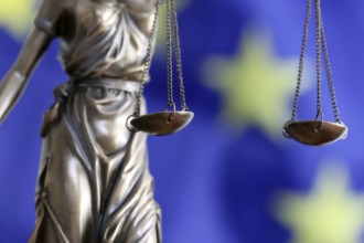 Symbolic image: Justitia in front of a European flag