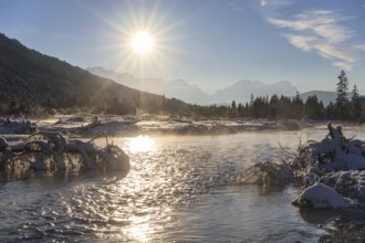 Snow-covered riverbed, river, winter, sunbeams, backlight, Isar, Wetterstein mountains in the